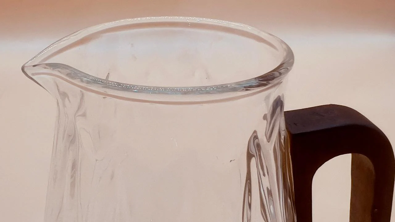 AKDC Glass Jug with Wooden Lid and Handle 1600ml, Clear & Transparent - Image 3