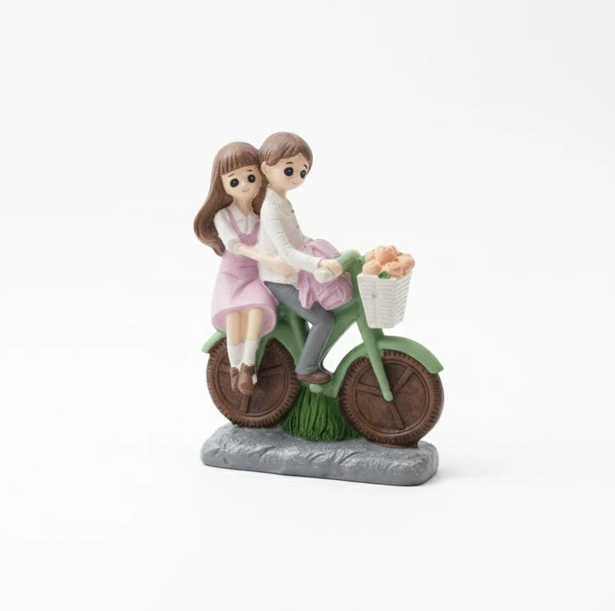 AKDC Polyresin Romantic Couple on Bicycle Figurine – Green & Pink Decorative Love Sculpture 12 cm
