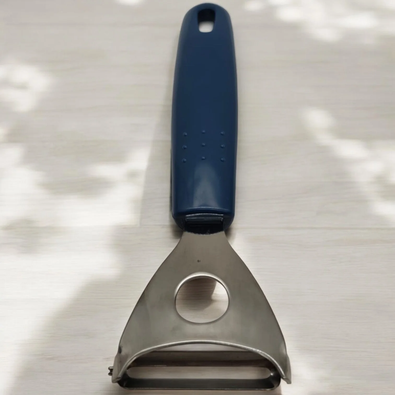 AKDC Stainless Steel Vegetable Y Peeler Julienne Swivel Slicer with Potato Eye Remover for Peeling Fruits and Vegetables-18cmX5.5cm-Blue&Steel - Image 4