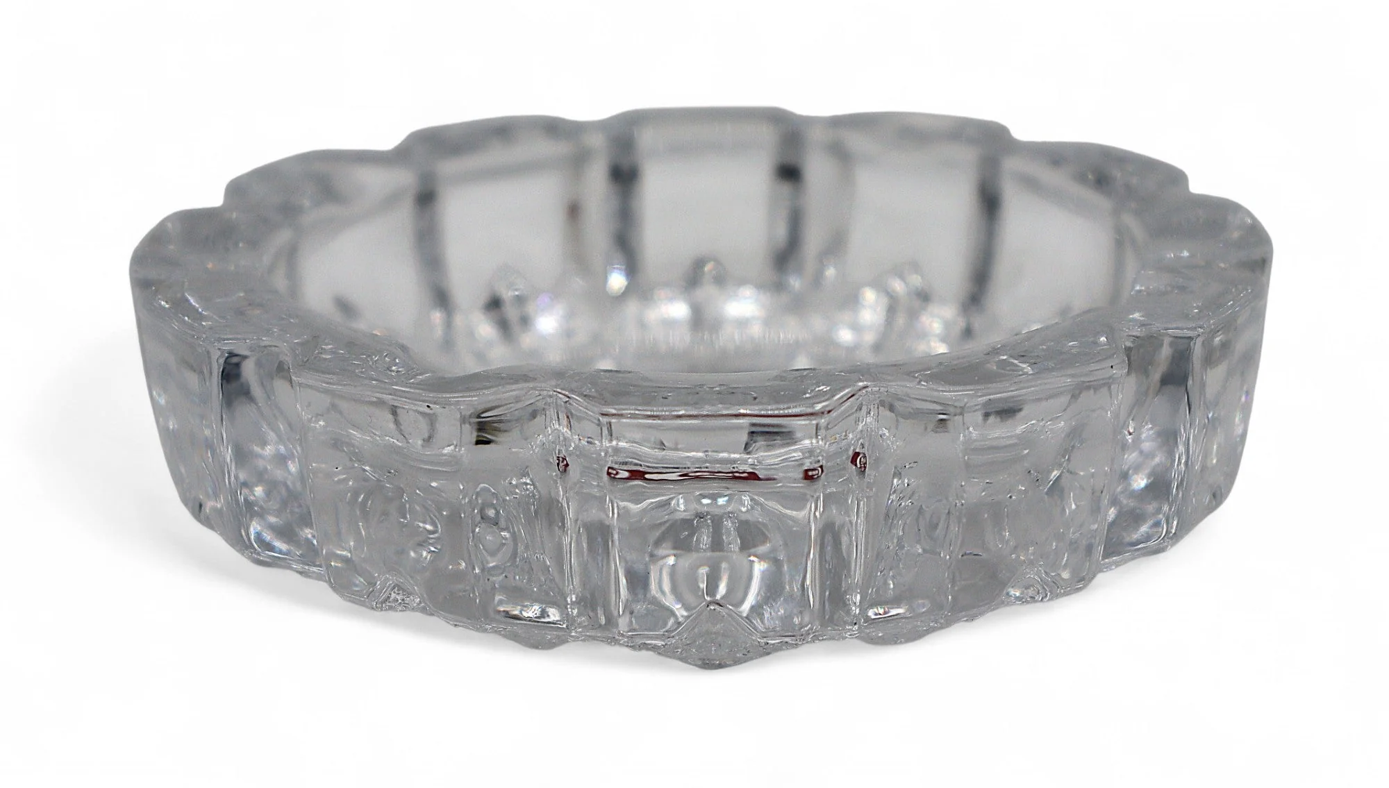 DELI Modern Round Glass Ashtray with Artistic Design – Strong & Stylish Clear Glass Smoking Accessory for Everyday Use – 13×4 cm