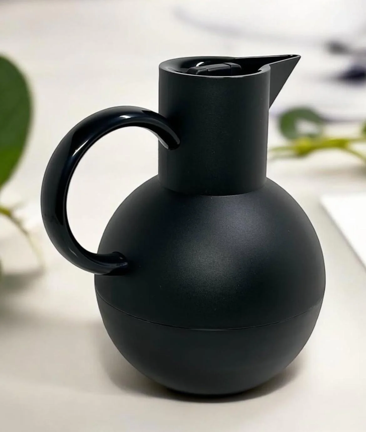 Raz Ball Shaped Vaccum Flask 1000ml, Black
