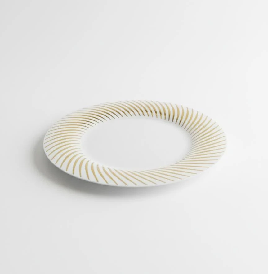Rosymoment Premium 9" Heavyweight Disposable Plastic Plates – Exclusive Gold Unique Border, 35g, Set of 10 Elegant Dinner Plates - Image 2